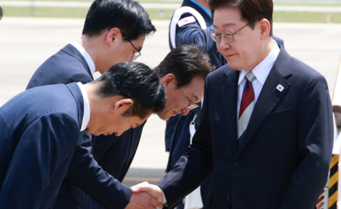 정청래, 이 대통령에 ‘90도 인사’… 당권 도전은 강행할 듯