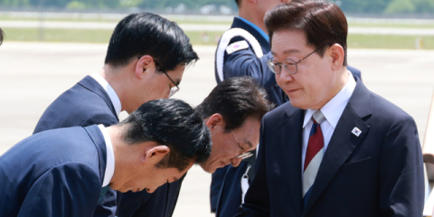 정청래, 이 대통령에 ‘90도 인사’… 당권 도전은 강행할 듯