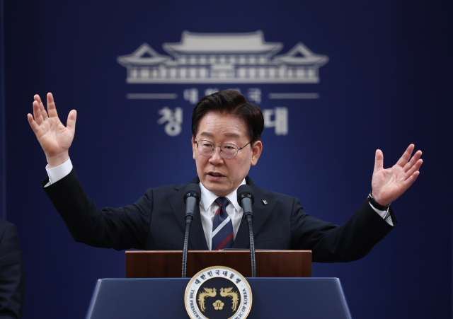 이재명 대통령이 19일 청와대 춘추관에서 열린 G7 참석·유럽 순방 결과 브리핑에서 취재진 질문에 답하고 있다. 연합뉴스