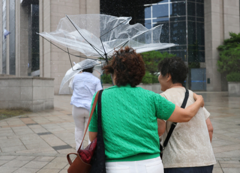 부울경·경북 동해안 집중호우…울릉도 호우주의보
