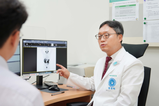 동남권원자력의학원 핵의학과 천인국 주임과장이 전립선암 환자에게 플루빅토 치료에 대해 설명하고 있다. 동남권원자력의학원 제공