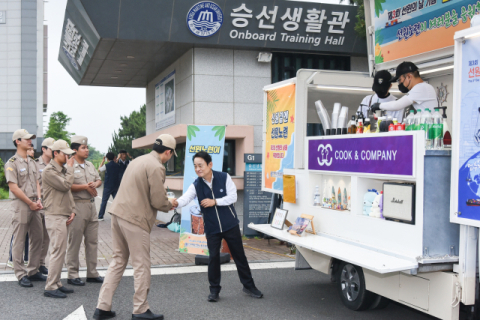 “선원·해양산업 종사자 여러분 감사합니다”…선원의날 커피차 운영