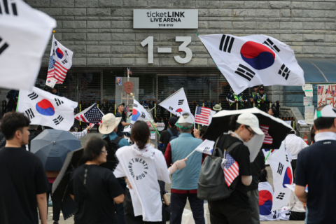 가스총 들고 잠실개표소 시위 참여하려던 80대, 경찰에 제지당해
