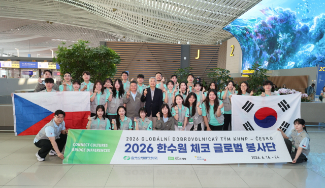 한수원이 지난 16일 '2026 체코 글로벌 봉사단'을 체코 현지로 파견했다(가운데 검은옷 김회천 한수원 사장). 한수원 제공