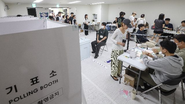 제9회 전국동시지방선거일인 지난 3일 부산 부산진구 양정자이더샵에스케이뷰 2단지에 마련된 양정2동 제4투표소를 찾은 시민들이 투표를 하고 있다. 김종진 기자 kjj1761@