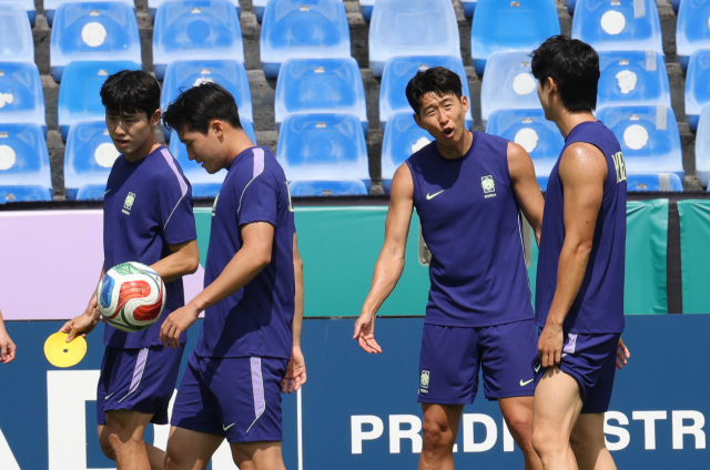 2026 북중미 월드컵에서 남아프리카공화국과 조별리그 3차전을 앞둔 한국대표팀의 주장 손흥민이 23일(현지시간) 멕시코 몬테레이 에스타디오 우니베르시타리오에서 훈련 하며 팀 동료들과 대화하고 있다. 연합뉴스
