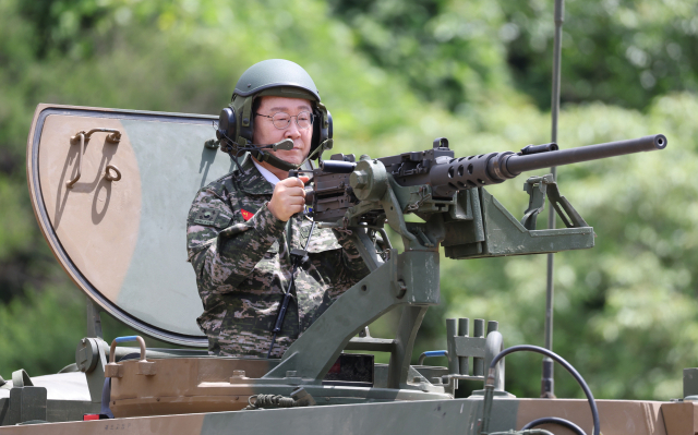이재명 대통령이 24일 인천시 옹진군 해병대 연평부대에서 K9A1 자주포에 탑승해 K-6 중기관총을 조준하고 있다. 연합뉴스
