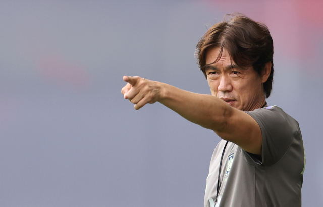 2026 북중미 월드컵에 출전하는 한국 축구 국가대표팀의 홍명보 감독이 7일(현지시간) 멕시코 과달라하라 인근 사포판의 치바스 바예 베르데에서 팀 훈련을 지도하고 있다. 연합뉴스