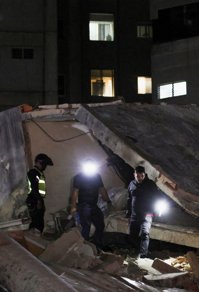 베네수엘라에서 24일(현지시간) 연이어 발생한 규모 7.2와 7.5 강진으로 인해 현재까지 최소 32명이 사망하고 700명이 사망한 것으로 집계됐다. 로이터연합뉴스