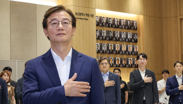 전재수 부산시장이 1일 부산 연제구 부산시청 대회의실에서 열린 ‘부산 민생 100일 비상조치 대책회의’에서 국민의례를 하고 있다. 이날 회의는 생중계로 진행됐다. 김종진 기자 kjj1761@