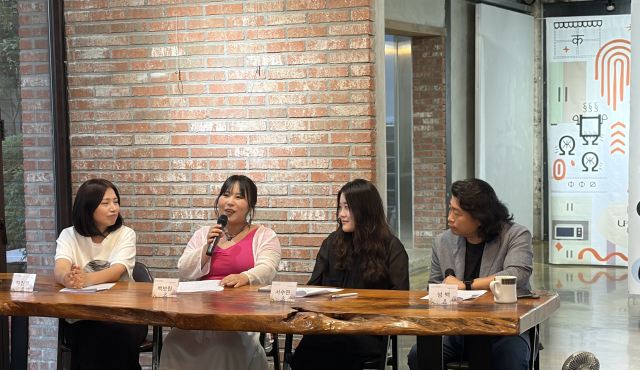 프로젝트 ‘아츠비빔(ARTs BiBiM): 경계를 지우다’의 세 번째 섹션 ‘비언어 교환 일기’ 참여 작가들이 지난달 30일 오후 7시 스페이스머지?에서 아티스트 토크를 하고 있다. 사진 왼쪽부터 박진경, 백보림, 서수연 작가. 그리고 오른쪽 맨 끝은 이날 사회를 맡은 성백 작가. 김은영 기자 key66@