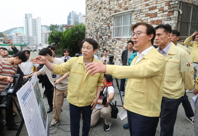 전재수 부산시장이 2일 오전 부산 서구 암남동 노후 주택 붕괴 사고 현장에서 관계자와 사고 경위와 대책 등에 대해 논의하고 있다. 정종회 기자 jjh@