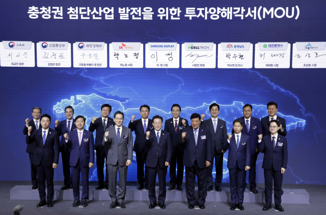 이재명 대통령이 2일 충남 아산시에서 열린 충청권 첨단산업 발전비전 국민보고회에서 참석자들과 기념촬영을 하고 있다. 앞줄 왼쪽부터 강훈식 비서실장, 구윤철 부총리 겸 재정경제부 장관, 이재용 삼성전자 회장, 이재명 대통령, 서정진 셀트리온 회장, 곽노정 SK하이닉스 대표, 김정관 산업부 장관. 뒷줄 왼쪽부터 김용범 정책실장, 박홍근 기획처 장관, 최교진 교육부 장관, 이청 삼성디스플레이 대표, 박수현 충남지사, 허태정 대전시장, 조상호 세종시장, 신용한 충북지사. 청와대통신사진기자단 제공