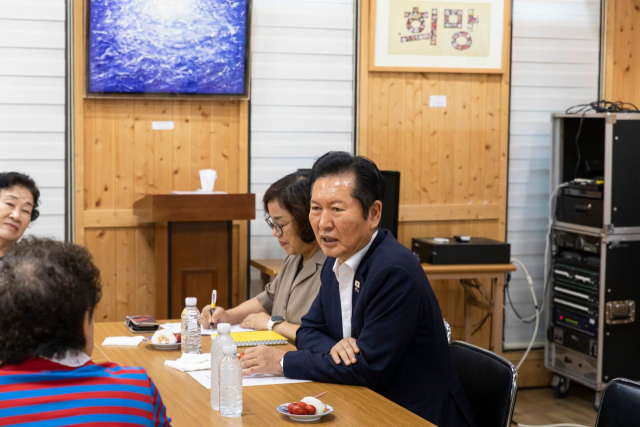 더불어민주당 전 대표인 정청래 의원이 2일 전남광주통합특별시 남구 오월어머니집을 방문해 간담회를 하고 있다. 연합뉴스