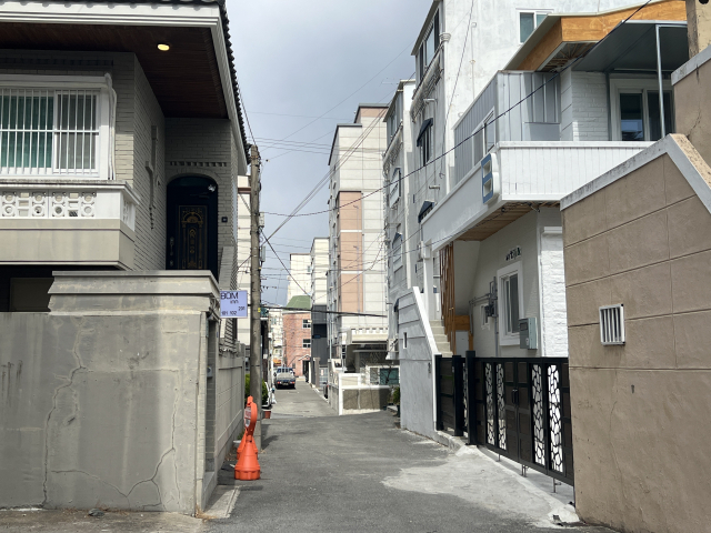 부산 수영구 광안리 일대 공유숙박업소가 1년 새 배 가까이 증가했다. 광안리 한 주택가. 이현정 기자 yourfoot@