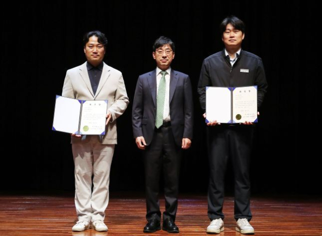 이안호 국가철도공단 이사장 직무대행(가운데)이 2일 대전 본사에서 제12기 설계심의분과위원에게 위촉장을 수여하고 기념사진을 촬영하고 있다. 국가철도공단 제공