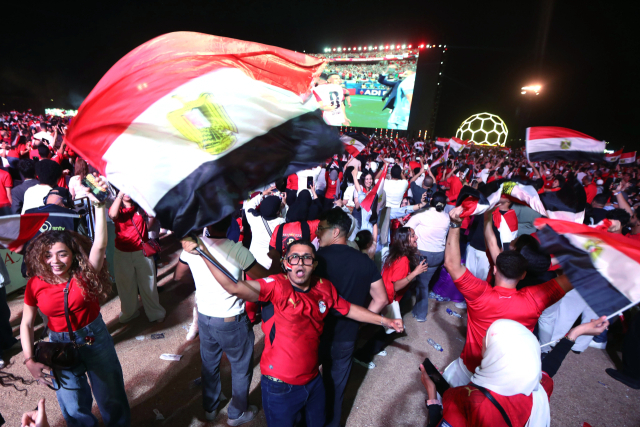4일 이집트가 승부차기 끝에 호주를 꺾고 월드컵 토너먼트에서 사상 첫 승을 거두자 이집트 카이로에서 팬들이 환호하고 있다. AP·연합뉴스