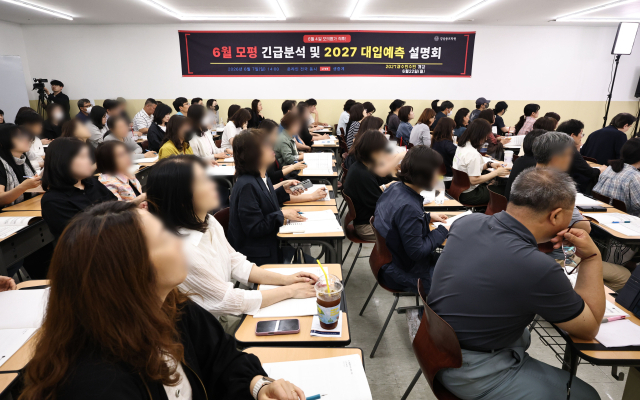 2027학년도 6월 모의평가에서 영어의 난도가 높아 수험생들의 우려가 커지고 있다. 지난달 강남종로학원에서 열린 6월 모평 긴급분석 및 2027 대입예측 설명회. 연합뉴스
