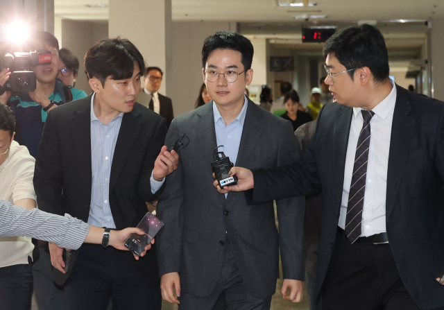 지난 6·3 지방선거에서 피습 자작극 혐의를 받고 있는 정이한 전 개혁신당 부산시장 후보가 8일 오후 부산 연제구 부산지방법원에 구속 전 피의자 심문에 출석하기위해 법정에 들어서고 있다. 이재찬 기자 chan@