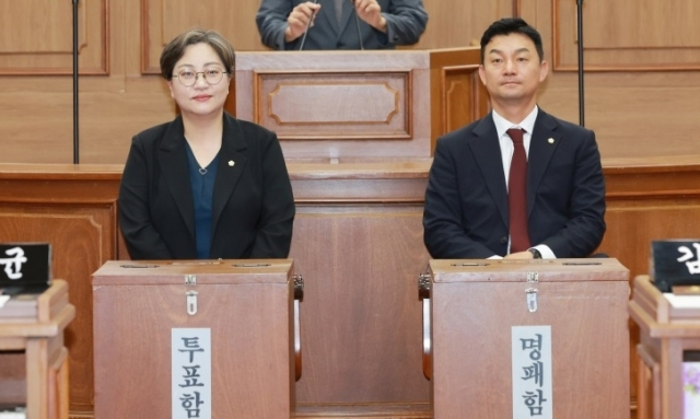 통영시의회는 6·7일 임시회를 열어 제10대 전반기 의장단 선거를 치렀다. 첫날 의장과 부의장, 기획행정위원장, 산업건설위원장은 선출했지만 의회운영위원장은 위원회 구성을 둘러싼 여야 간 대립으로 마침표를 찍지 못했다. 사무국 제공