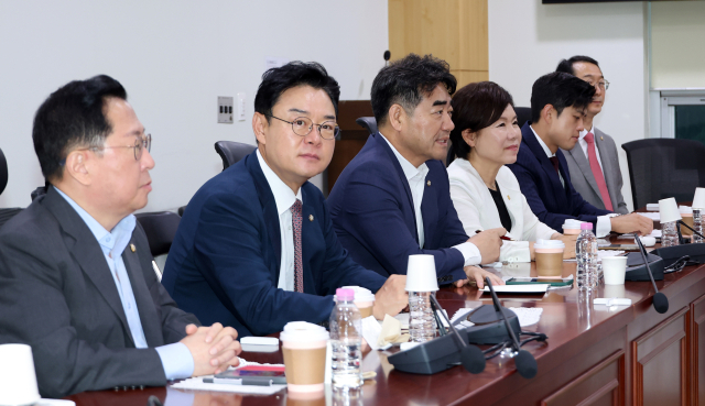 국민의힘 개혁성향 모임인 '대안과 미래' 소속 이성권 간사를 비롯한 의원들이 지난 7일 국회 의원회관에서 조찬 회동을 열고 있다. 연합뉴스