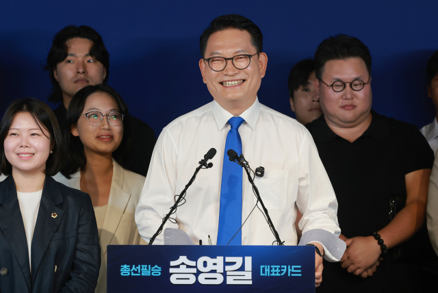 더불어민주당 송영길 의원이 8일 서울 여의도 민주당 중앙당사에서 당 대표 출마 선언을 준비하며 밝게 웃고 있다. 연합뉴스