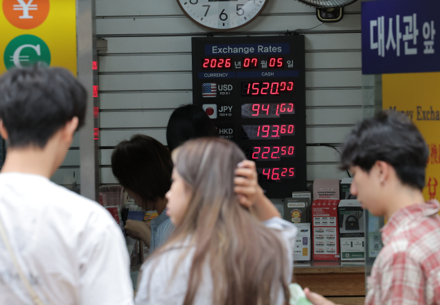 원/달러 환율이 고공행진 중인 가운데 주말인 5일 서울 명동 거리의 환전소에 이날 환율 시세가 표시되어 있다. 연합뉴스