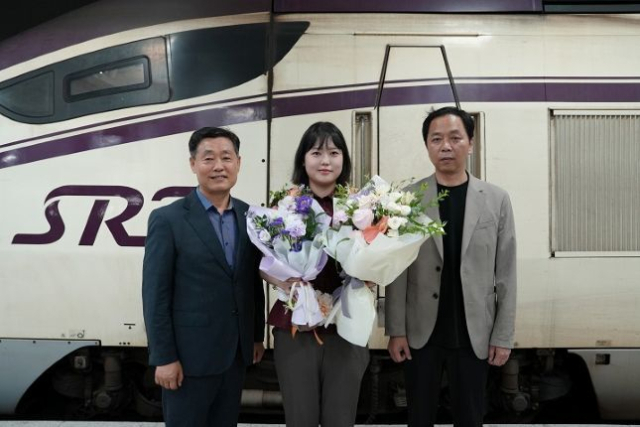 SRT 최초의 여성 기장인 김민슬 기장(가운데). 에스알 제공