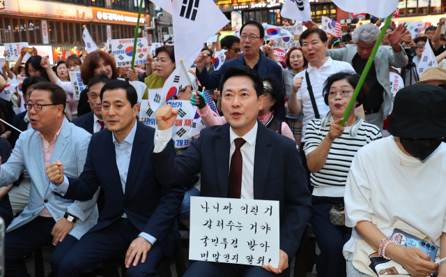 국민의힘 장동혁 대표가 8일 오후 인천 남동구 구월로데오광장에서 열린 인천 참정권수호 민주화운동 집회에 참석해 구호를 외치고 있다. 연합뉴스