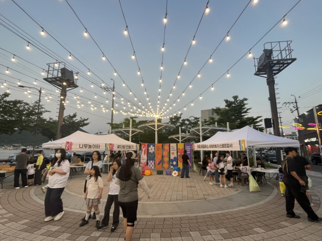 통영시 청년센터가 기획한 '청년문화거리 365 핫플레이스'가 지역 사회 호응을 얻으며 시민 모두가 찾고 머무는 문화공간으로 자리매김하고 있다. 청년센터 제공