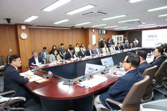 9일 경남교육청 중회의실에서 권순기(맨 왼쪽) 경남교육감과 경남교육감직인수위원들이 최종 보고회를 열고 있다. 경남교육청 제공