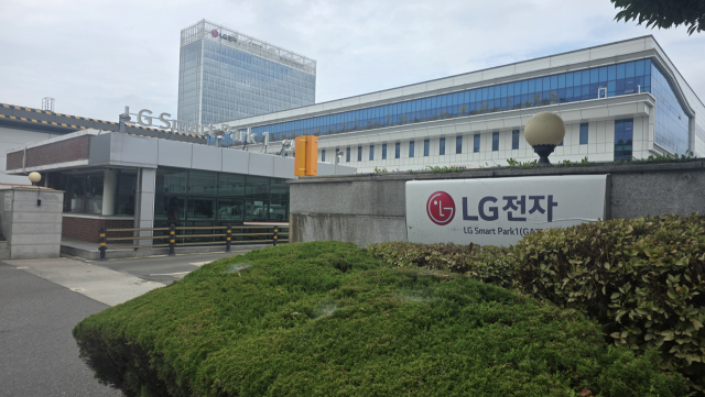 최근 유럽 전역을 강타한 폭염으로 에어콘 수요가 늘면서 LG전자 창원공장 생산라인이 바빠지고 있다. 경남 창원시 성산구에 위치한 LG전자 창원공장 전경. 강대한 기자 kdh@