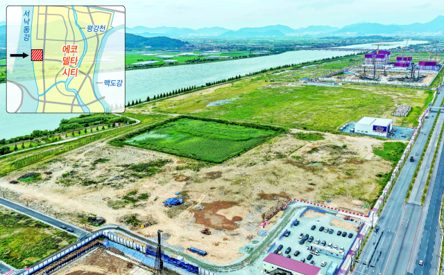 부산시와 한국수자원공사가 에코델타시티에 2만 8000평 규모의 인공서핑장 건설을 검토하고 있다. 대상 부지인 부산 강서구 강동동 5003-3번지 일원 모습. 지도 내 빨간색 빗금 친 구역이 에코델타시티 내 사업 검토 대상 부지. 김종진 기자 kjj1761@