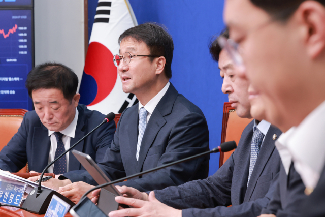더불어민주당 한병도 대표 직무대행 겸 원내대표가 10일 국회에서 열린 최고위원회의에 참석해 발언하고 있다. 연합뉴스