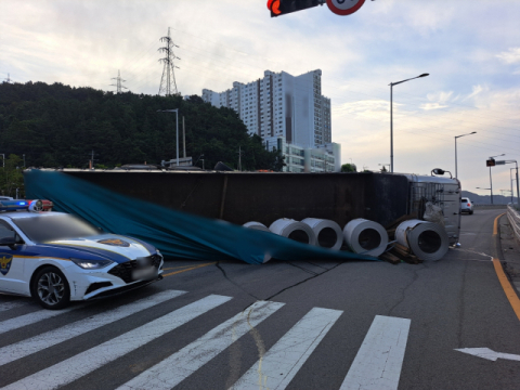 부산서 유턴하던 25톤 화물차 전도… 60대 운전자 경상