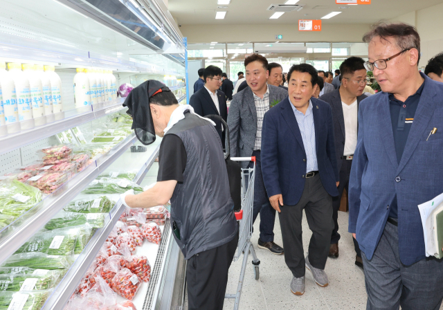 나동연 양산시장 등 로컬푸드 직매장 개장식에 참석자들이 개장식 후 매장을 둘러보고 있다. 양산시 제공