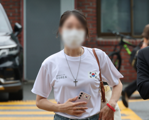 '잠실 개표소 올다르크' 30대 여성 경찰 출석…