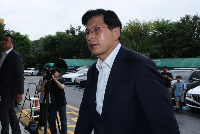 6·3 지방선거 개표소로 사용된 올림픽공원 핸드볼경기장 문 앞에서 체육단체 직원들의 장내 사무실 진입을 막아 업무 방해 혐의를 받는 30대 여성의 경찰조사가 열린 10일 서울 송파경찰서에 자유와혁신 황교안 대표가 변호인단을 자처해 출석하고 있다. 연합뉴스