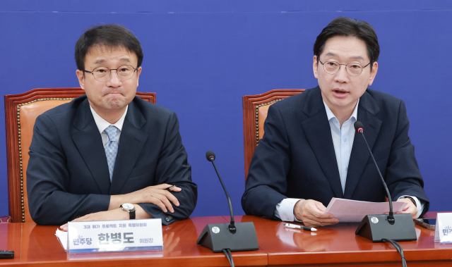 김경수 전 대통령 직속 지방시대위원회 위원장이 10일 국회에서 열린 민주당 3대 메가프로젝트 지원 특별위원회 발대식에 특위 부위원장으로 참석해 인사말하고 있다. 왼쪽은 특위 위원장인 민주당 한병도 대표 직무대행 겸 원내대표. 연합뉴스