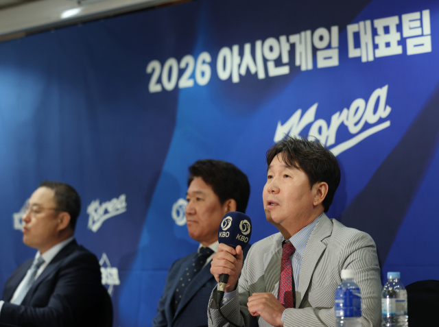 지난달 11일 류지현 야구 대표팀 감독이 대표팀 최종 명단 공개 기자회견에서 취재진 질문에 답하고 있다. 연합뉴스