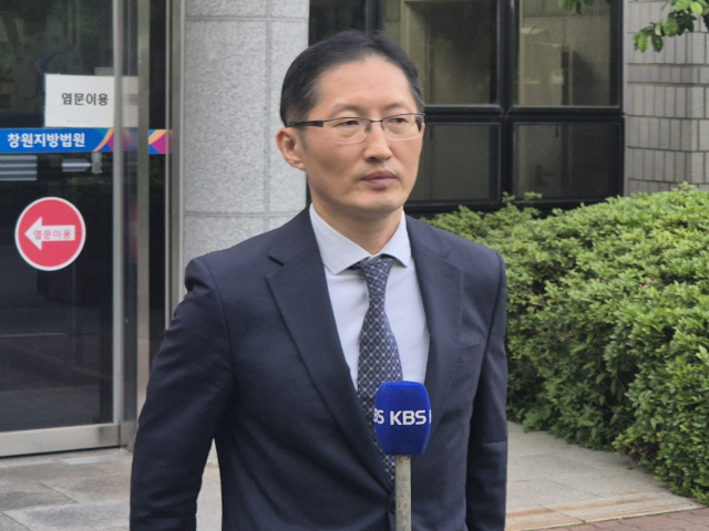 ‘재심 전문’ 박준영 변호사가 최근 검찰의 보완 수사권 폐지가 골자인 형사소송법 개정 추진에 우려를 내비쳤다. 사진은 경남 창원지방법원 앞에서 취재진 질문을 받고 있는 박 변호사. 최환석 기자
