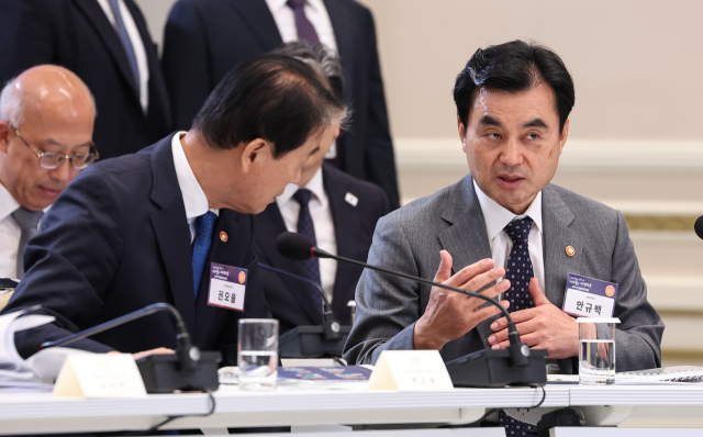 안규백 국방부 장관(오른쪽)이 13일 청와대에서 열린 이재명 대통령 주재로 열린 국가재정전략회의에서 권오을 국가보훈부 장관과 대화하고 있다. 연합뉴스