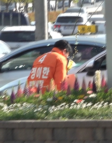 지난 4월 27일 정이한 전 개혁신당 부산시장 후보가 음료수를 맞는 모습. 부산일보DB