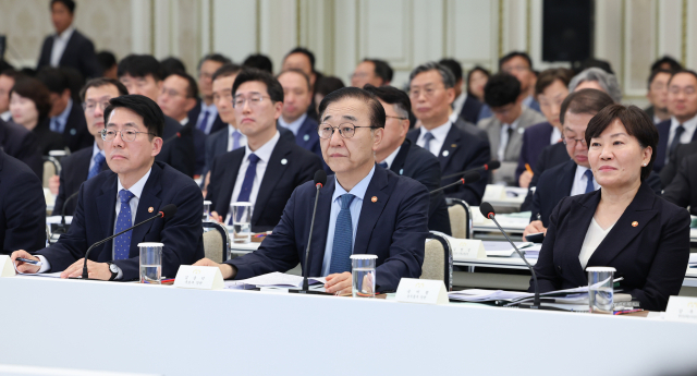 16일 청와대 영빈관에서 열린 이재명 대통령 주재 부처 업무보고에 장관들이 참석해 있다. 오른쪽부터 송미령 농림축산식품부 장관, 김윤덕 국토교통부 장관, 황종우 해양수산부 장관. 연합뉴스