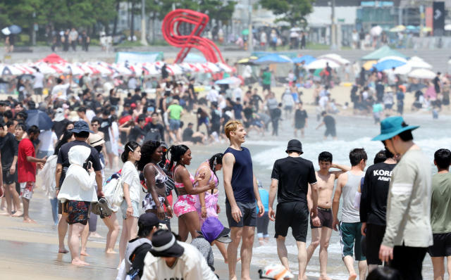 지난 12일 부산 해운대해수욕장에서 외국인 관광객 등 많은 피서객들이 물놀이를 하며 더위를 식히고 있다. 정종회 기자 jjh@