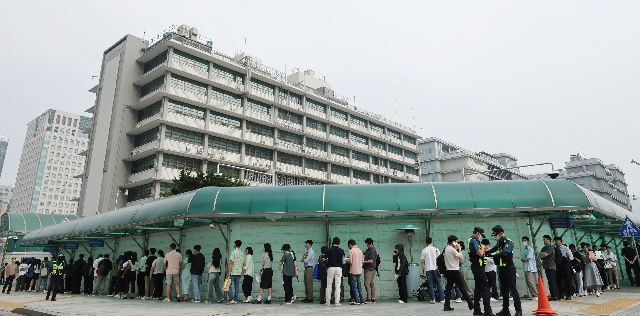 서울 종로구 주한 미국대사관 앞에서 미국 비자를 발급받으려는 사람들이 줄을 서 있는 모습. 연합뉴스B