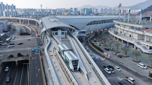 12월 개통되는 양산선의 전동차가 시운전을 하고 있다. 양산시 제공