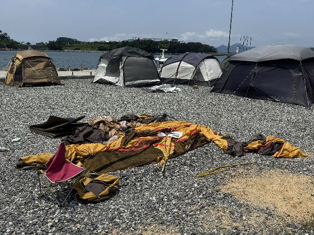 지난 6월 부산 강서구 가덕도 천성항 야외 공터에 텐트가 방치된 채 널브러져 있다. 부산일보DB