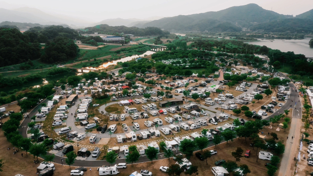 충북 충주시 목계솔밭캠핑장 전경. 유료 캠핑장으로 단장한 뒤 외지 관광객 유입이 늘었다. 사진=충북 충주시 홈페이지