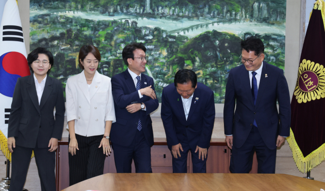 21일 서울 중구 서울시의회에서 열린 더불어민주당 당대표 후보자 초청 간담회에서 김보미(왼쪽부터)·고민정·김민석·정청래·송영길 당 대표 후보들이 기념촬영을 한 뒤 대화하고 있다. 연합뉴스